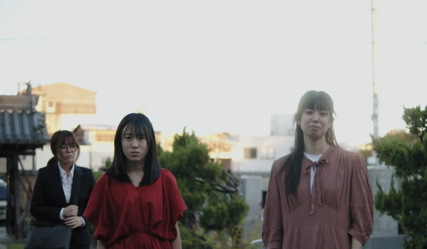 ALOPEX production制作映画のワンシーン。屋外に立つ3人の登場人物